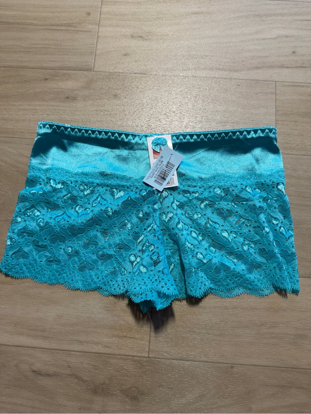 NWT Vintage Y2K Deadstock Heart Lace Satin Booty Shorts Size S/M